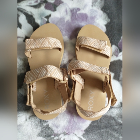 NWOT Roxy sandals - Picture 3 of 3